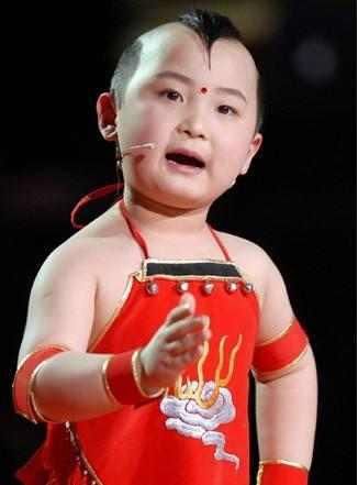 年仅10岁的他拍过50部戏, 而他却才8岁, 竟被父母活活累死