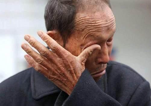 近年来,农村养老问题日益突出.农村老人没有城市老年人的养老金.