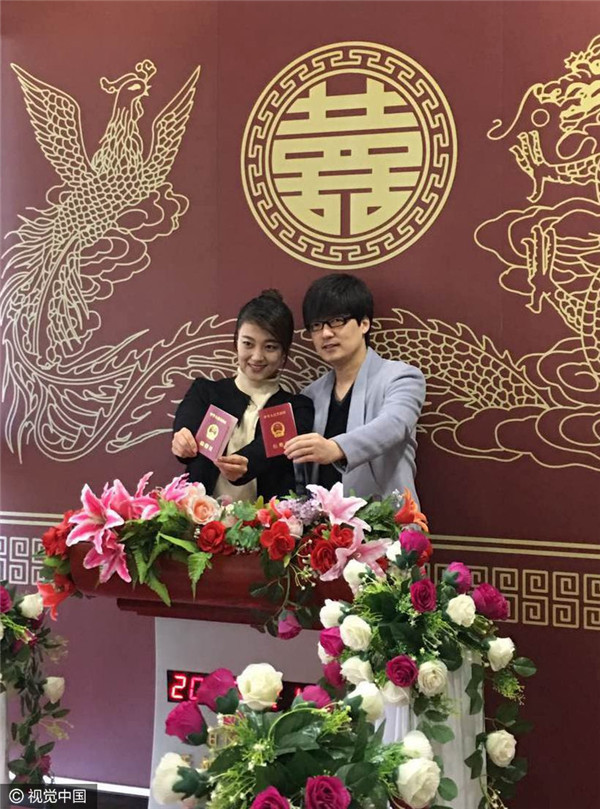 “玖月奇迹”成员领证结婚 曾是星光大道冠军 “玖月奇迹”成员领证结婚 曾是星光大道冠军