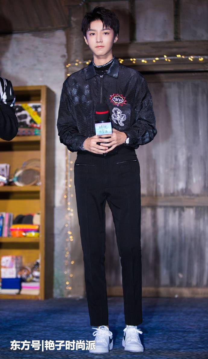 王俊凯路演变粉色少年,嫩到可以掐出水,姨母心