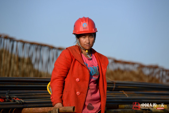 女民工混迹工地 电话里孩子哭喊妈妈