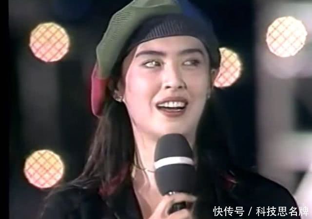 王祖贤当年的竹竿腿有多美?注意当时台下兵