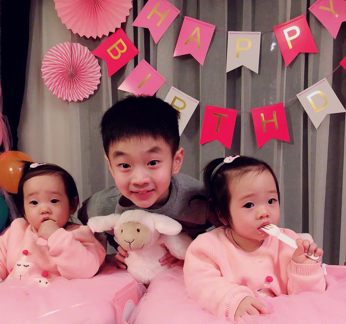 杨威双胞胎女儿1岁生日了,想要双胞胎就不要再