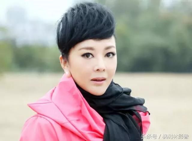 她是孙二娘的扮演者,曾被警方通缉,如今57岁