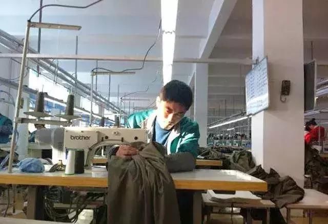 退休工人开服装厂年入100万,可他却说看不到未