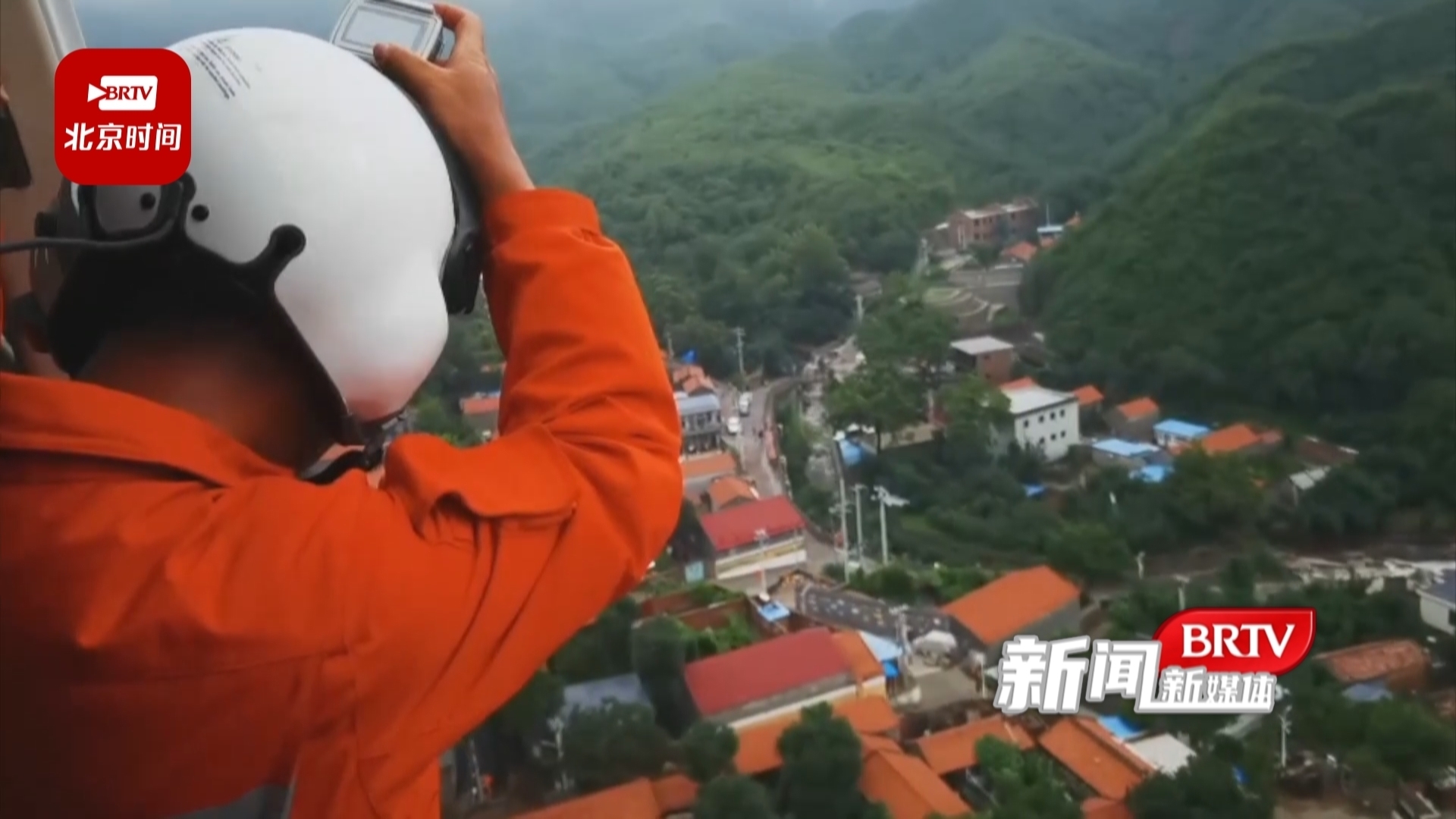 北京市人民政府航空队出动警用直升机向昌平房山门头沟等地运送物资