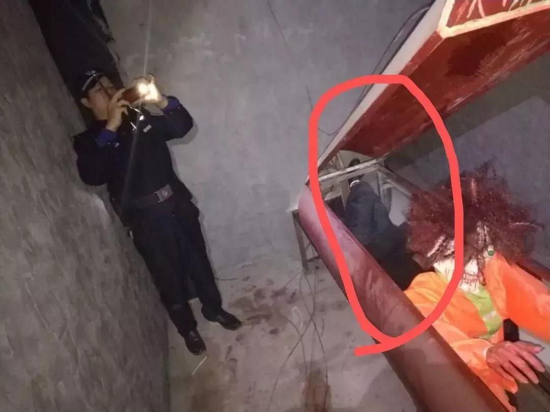 男子变"鬼"睡棺材 民警夜闯"鬼屋"抓人