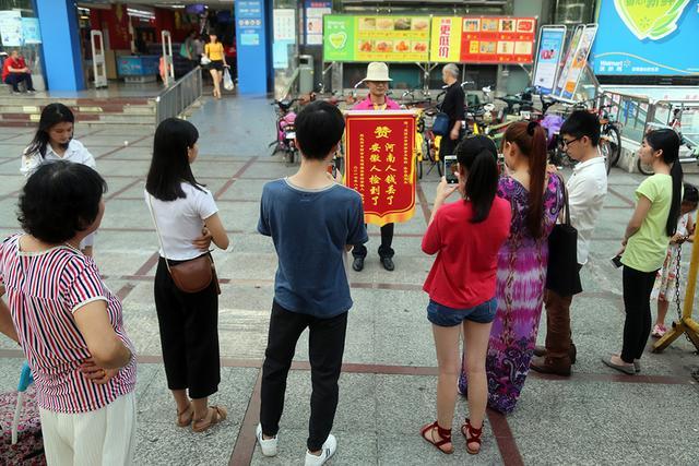 河南人钱丢了,安徽人捡到了男子自送锦旗倡导