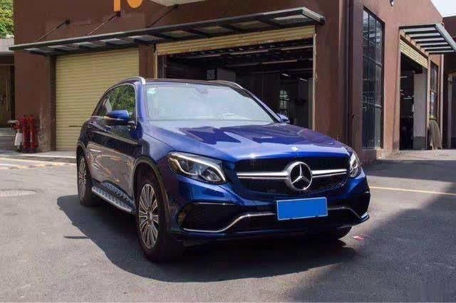 奔驰女车主把车停在小区楼下,出国后第3天得知