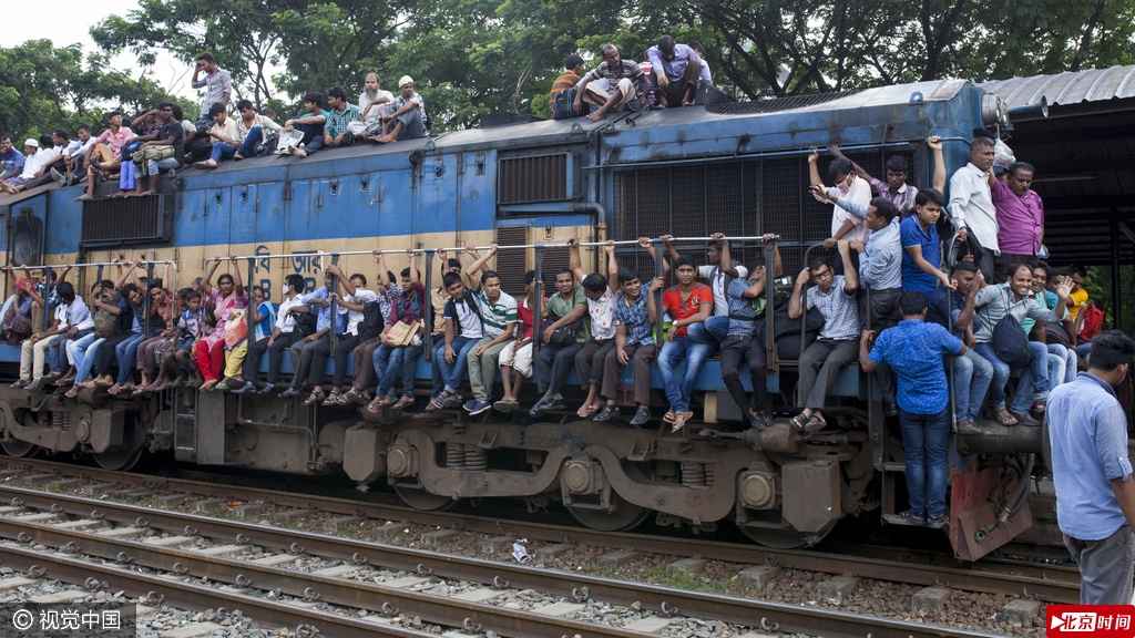 当地时间2016年9月8日，孟加拉国达卡，宰牲节将至，孟加拉国民众和穆斯林乘坐火车返乡，场面颇为壮观，连火车顶部也是人山人海。