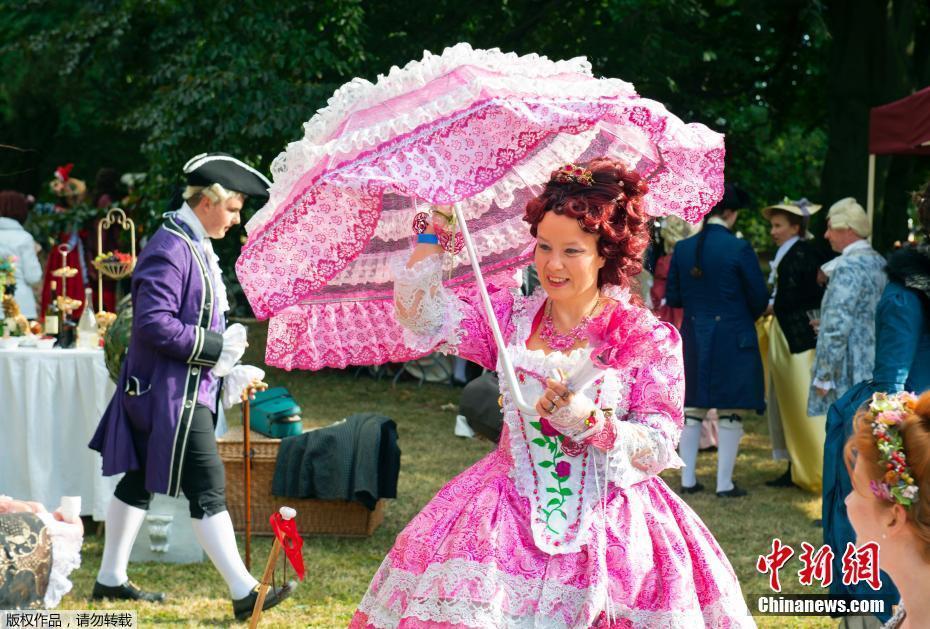 当地时间8月25日，德国哥达民众参加一年一度巴洛克节，穿上古装仿佛穿越回到18世纪。