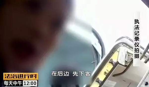 男子飞机洗手间里吸烟三次 被拘10天禁飞1年