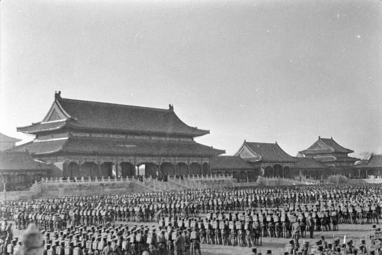 一组紫禁城老照片:溥仪戴着墨镜爬上房顶,太和