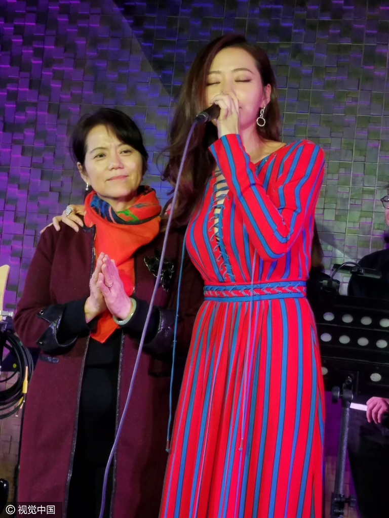 靓颖说:“当天我就和妈妈联系了。我们的家事我们私下解决,我决不允许任何人挑拨。这是我坚持的态度。我妈是我生命里的第一位,这是永远不会改变的。我们会进行很好的沟通,我需要家庭和事业给带来的幸福感。”