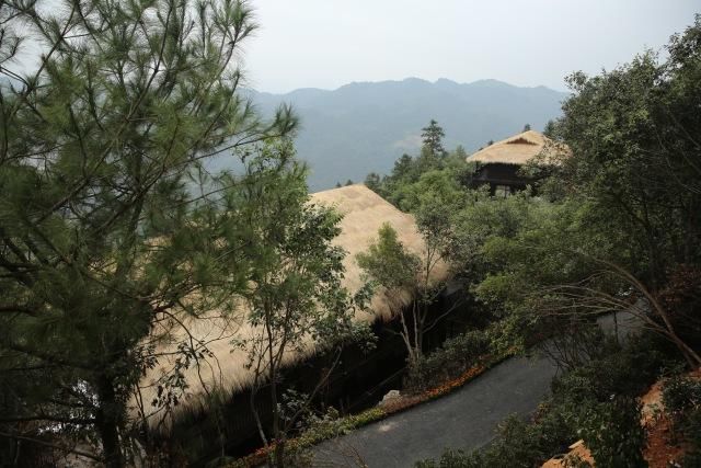 什么都阻挡不了苗族人创业,在大山里盖起了民