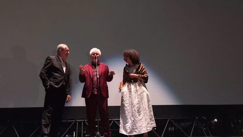 在戛纳的海滩 看一场动情的电影 在戛纳的海滩 看一场动情的电影