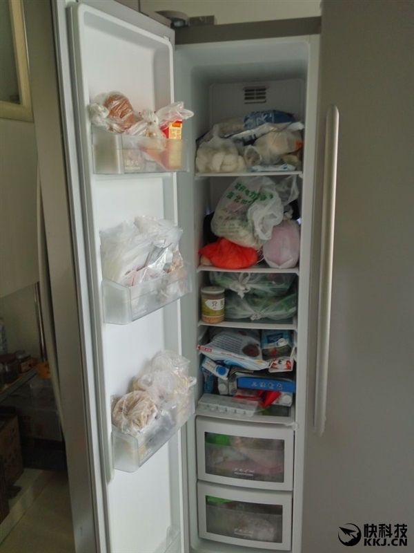 那么为什么大部分单开门冰箱都会往右开呢?