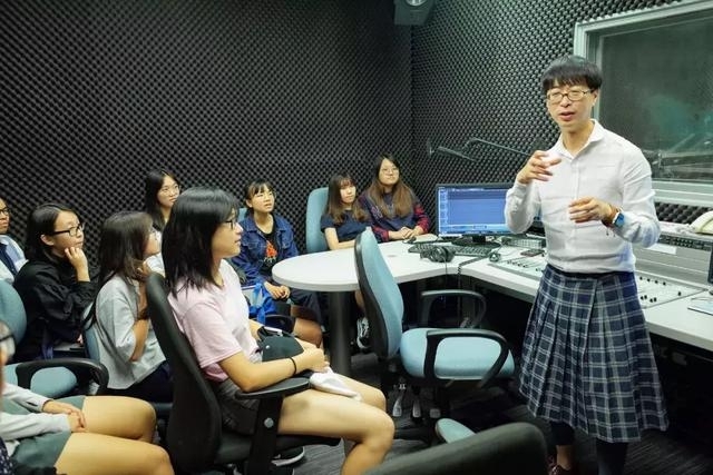 教授称家里大概有三条裙子，一条冬天穿、一条夏天穿、一条春秋天穿，都是自己设计的。他说:“其实在香港或者亚洲其它地区，很多人对性别、职业着装都有着某种执念，比如觉得大学教授就一定是穿正装、戴眼镜、满头白发之类的。我觉得有一些固化的思维可以打破，于是也尝试穿一些让每个人眼前一亮的衣着。”