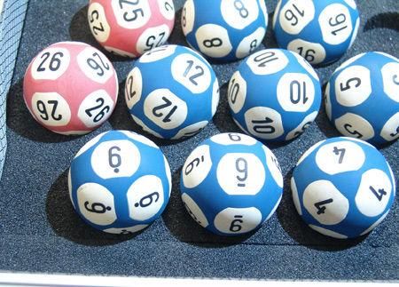 田广双色球第18060期预测:金胆03银胆25