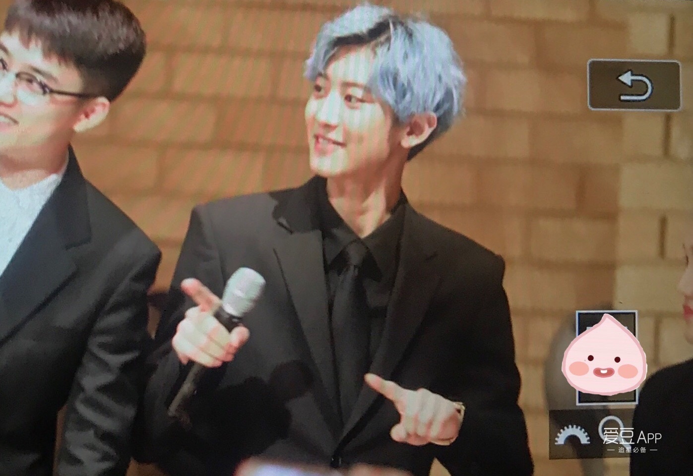 [exo][新闻]170910 exo黑色西装现身白久英的婚礼现场 送上甜蜜贺曲