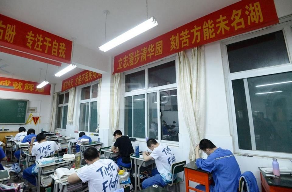 高考励志条幅亮瞎眼,00后学子埋头苦读,目标