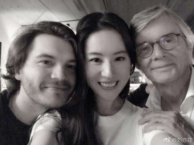 刘亦菲与《烽火芳菲》导演和男主角埃米尔·赫斯基三人在片场新浪娱乐