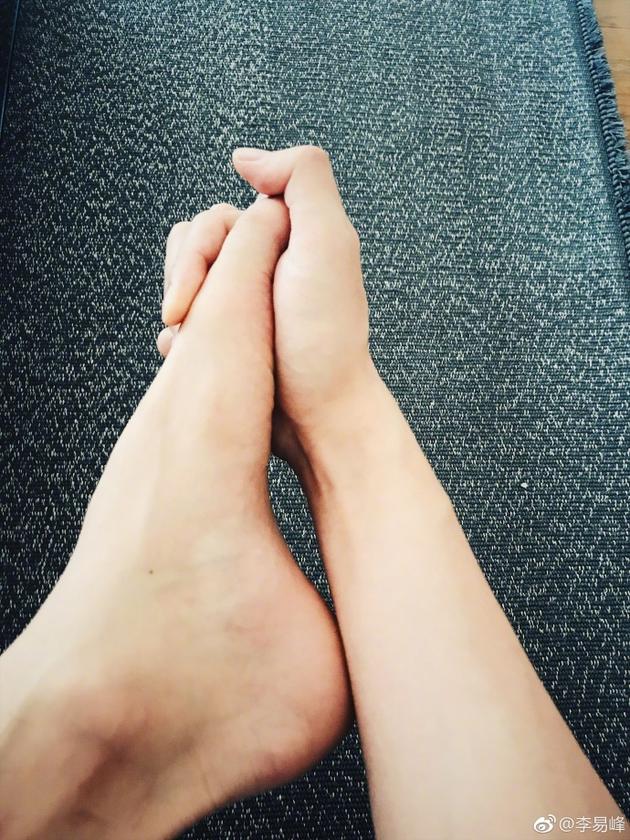 单身狗的凄凉!李易峰七夕晒手牵着脚照