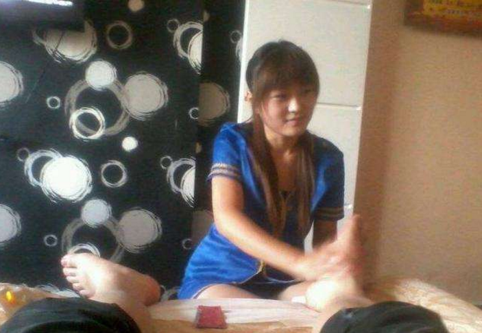 妻子足浴店上班月入4万, 丈夫非常的高兴, 让她