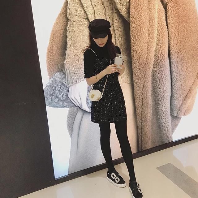 时尚减龄的毛衣搭配裙子两件套,青春靓丽,凸显