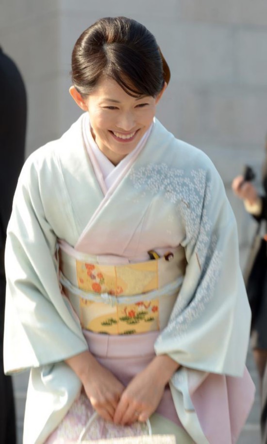日本召开例行国会 女议员着和服"斗艳"
