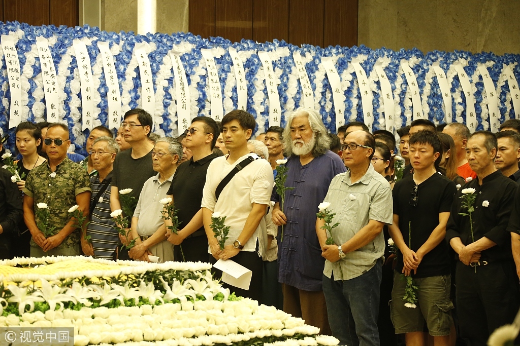 计春华追悼仪式:张纪中双手合十送好友 晚辈陈龙,谢苗泪湿眼眶