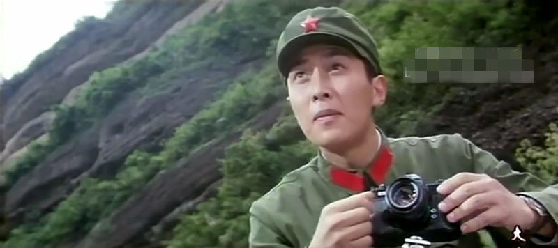 赵蒙生无法忍受内心的煎熬,随部出战。靳开来临阵升任副连长,而他用实际行动证明了自己的职责,梁三喜的突击连在战斗中发挥了应有的作用,但他本人却为搭救赵蒙生牺牲。战斗胜利了,撤离前线的战士们很快发现战争对心灵的考验远没有完结……
本片根据同名小说改编,获1985年金鸡奖最佳编剧、男主角、男配角、剪辑奖等多项专业褒奖。