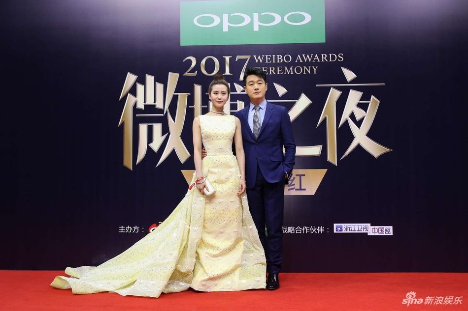 微博之夜红毯:张一山杨紫同框 众女星争奇斗艳