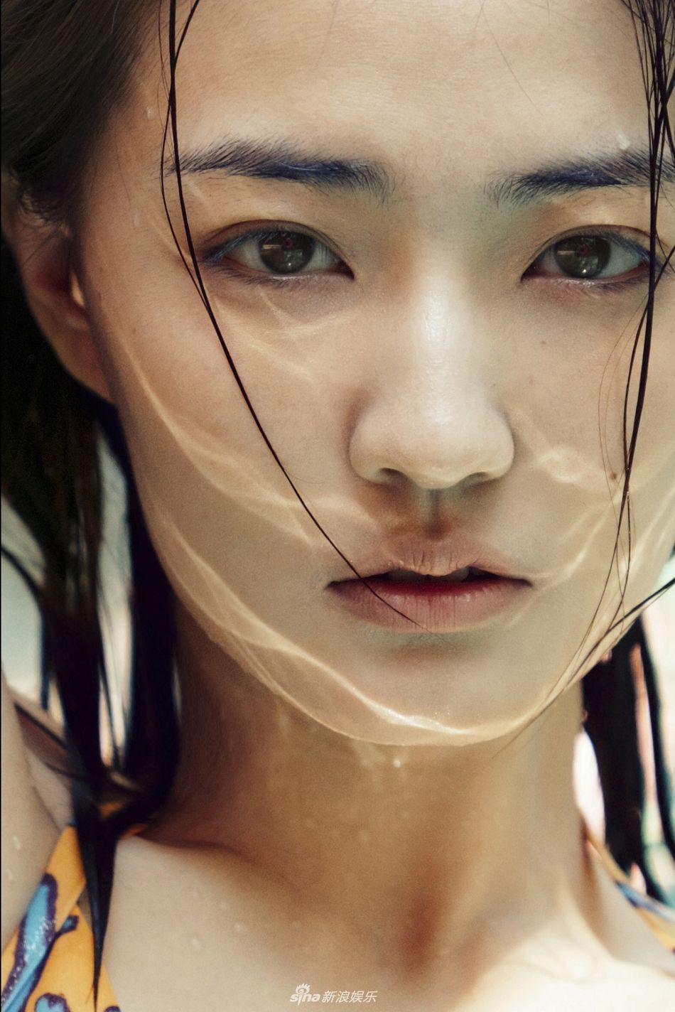 组图:徐璐素颜泳装写真性感惹火 美人戏水明媚