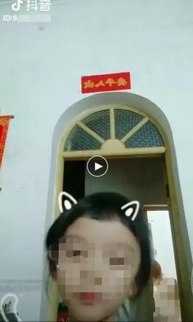 小学生直播拍到妈妈洗澡,妹子换衣服被拍…抖