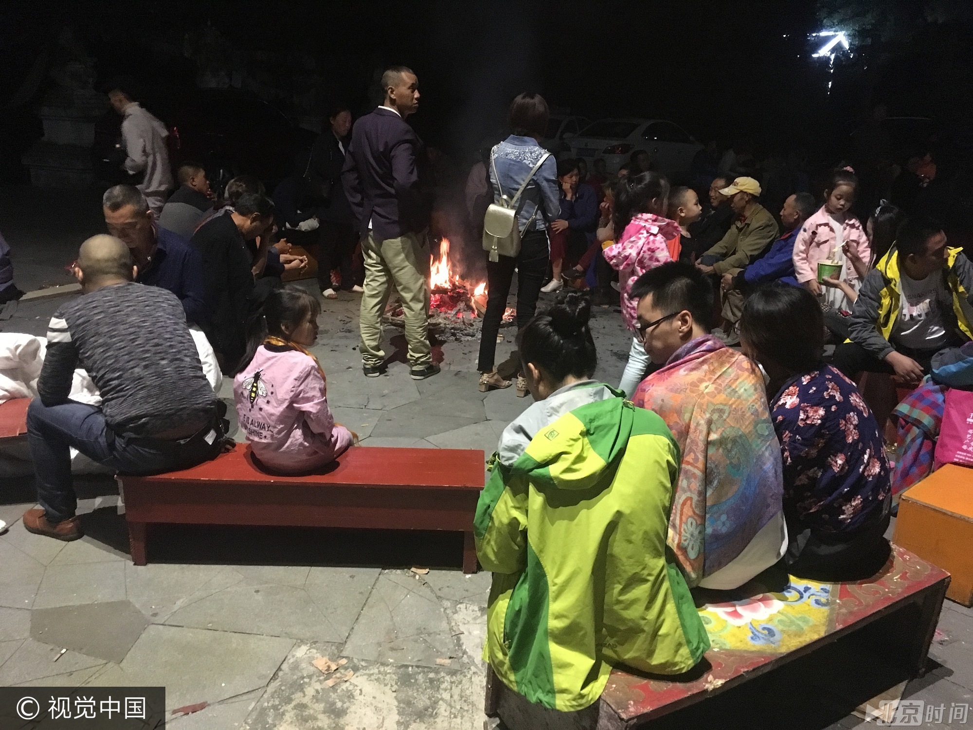 四川九寨沟地震直击:大块碎石砸穿车辆 四川九寨沟地震直击:大块碎石砸穿车辆