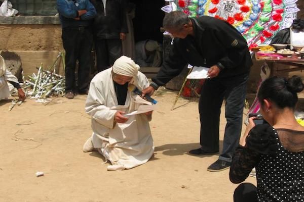 农村老话常说丧事不请自到,喜事不请不到,是