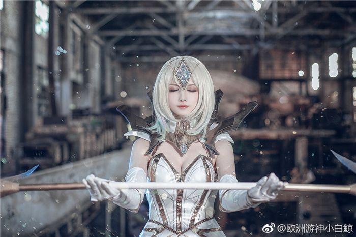 LOL大元素使拉克丝COS 你将会屈服于光明 LOL大元素使拉克丝COS 你将会屈服于光明