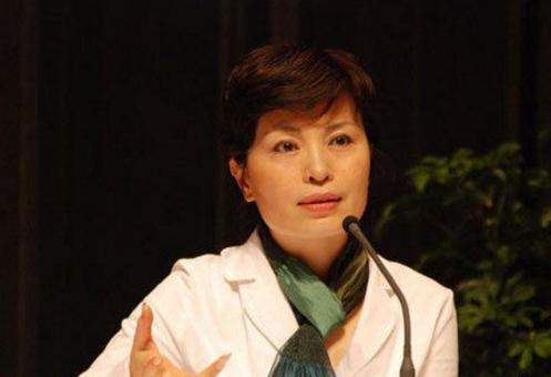 她是罗京老搭档,主持新闻联播18年,如今57岁摘