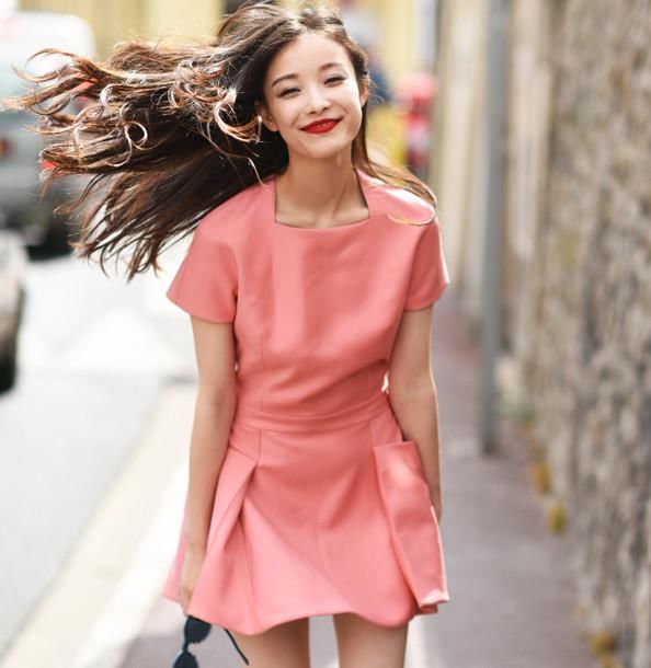 关晓彤穿粉色长裙被网友吐槽太土,快学学范冰