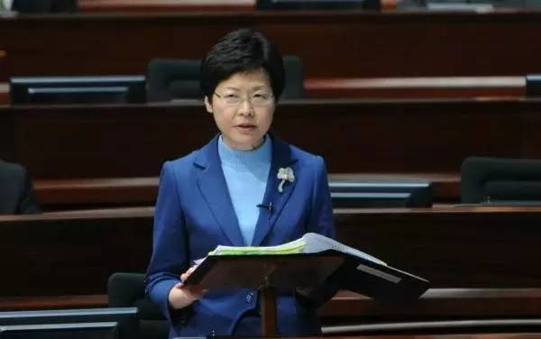 我是香港第一位女特首林郑月娥,今年60岁