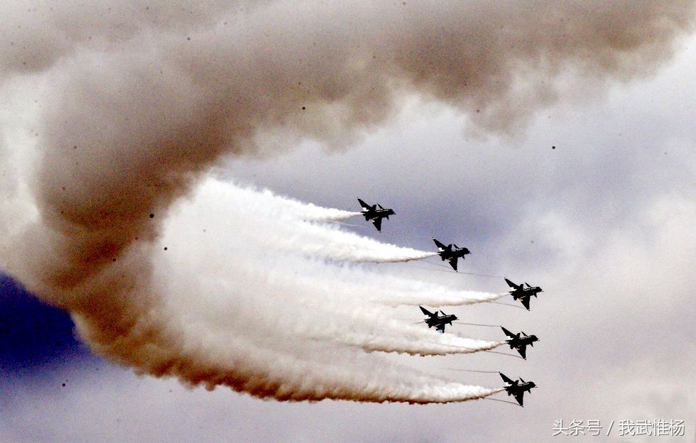 歼-10与苏-35争奇斗艳:中俄战机角逐航空飞镖