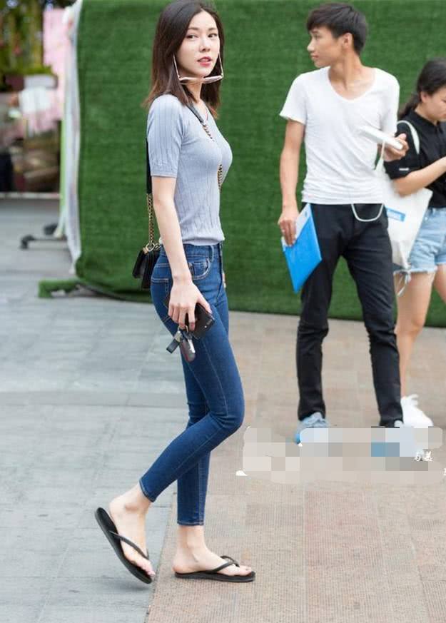 街拍:柳眉杏眼楚楚动人的小姐姐,苗条俊美看着