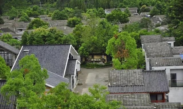 位于大邑烟霞湖风景区的幸福公社,地处川西旅游环线的核心位置,和它的