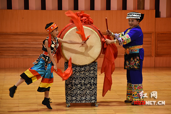 小鼓手彭博自编自演的苗族花鼓《山娃戏鼓》