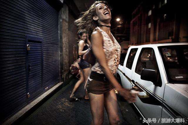 巴拉圭小城里的少女 像商品一样任游客随意挑