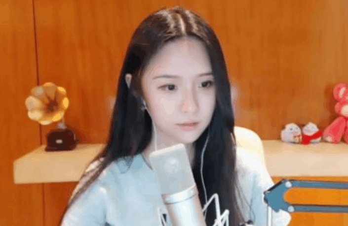 电竞: 女主播出名前都在做什么? 冯提莫当老师