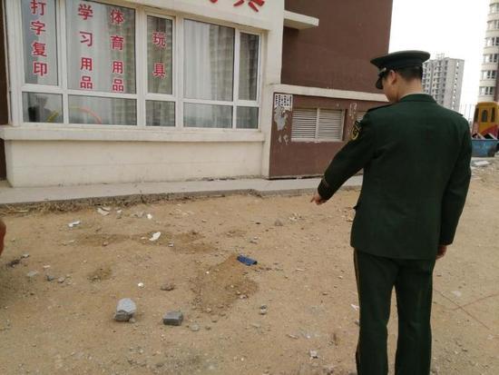 男子将漂亮妻子脑袋砍下扔下20楼 随后跳楼身亡 男子将漂亮妻子脑袋砍下扔下20楼 随后跳楼身亡