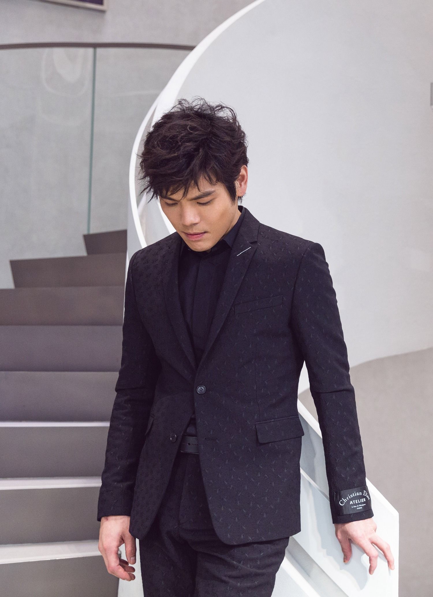 向佐黑色劲装出席时尚活动