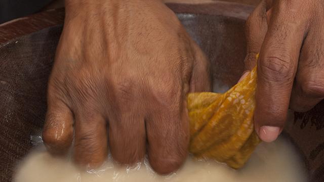 主持人张默从国外带来特殊饮品居然用丝袜调制 主持人张默从国外带来特殊饮品居然用丝袜调制